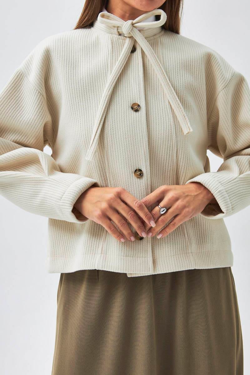Yakası Bağlamalı Kısa Ceket Ekru