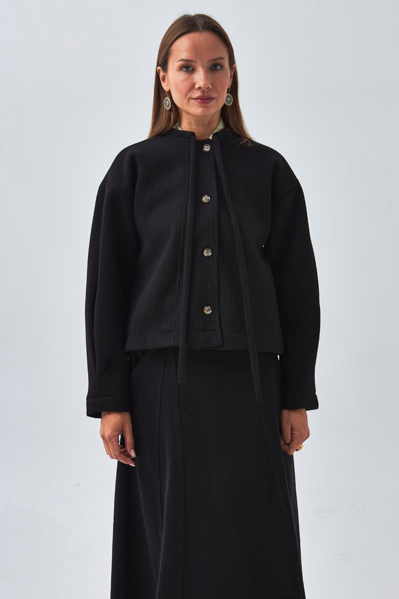 Yakası Bağlamalı Kısa Ceket Siyah