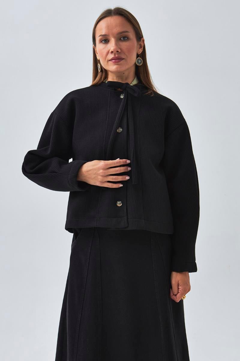 Yakası Bağlamalı Kısa Ceket Siyah