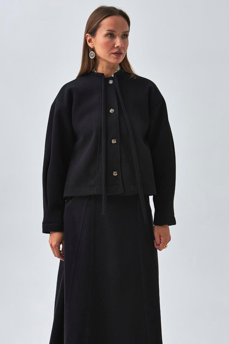 Yakası Bağlamalı Kısa Ceket Siyah