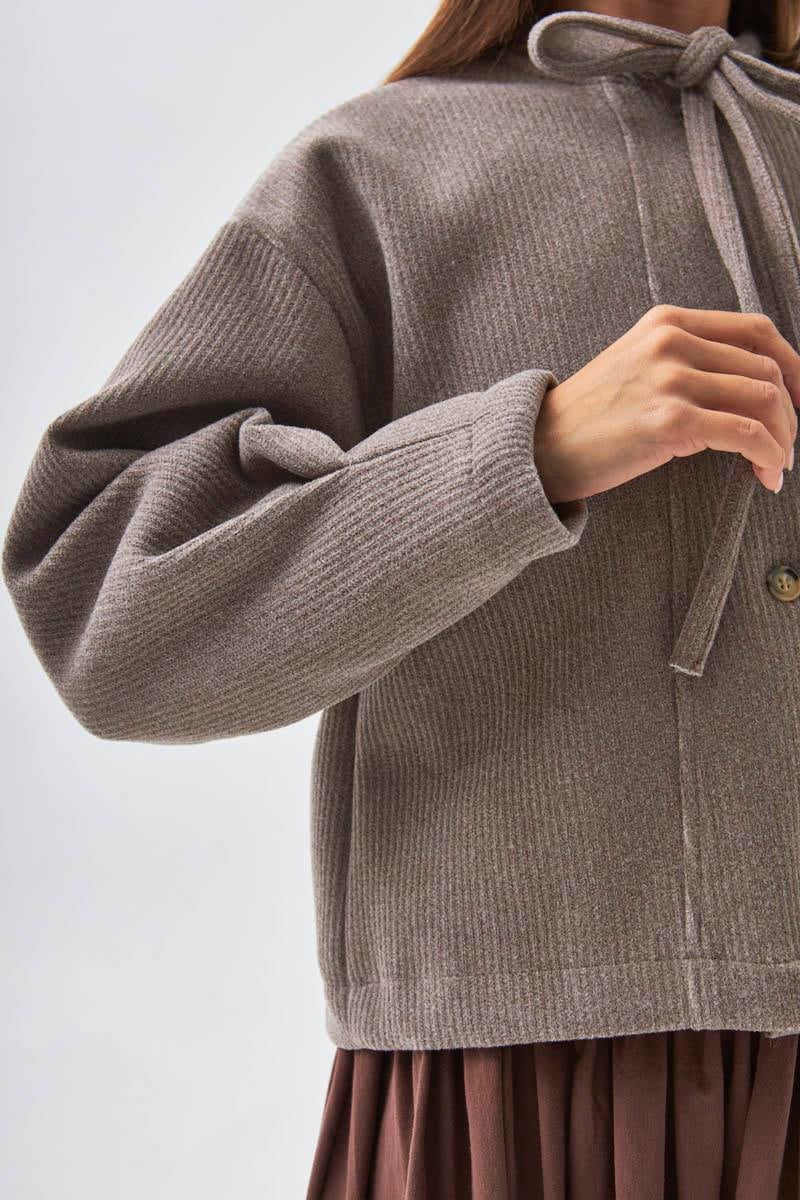 Yakası Bağlamalı Kısa Ceket Vizon