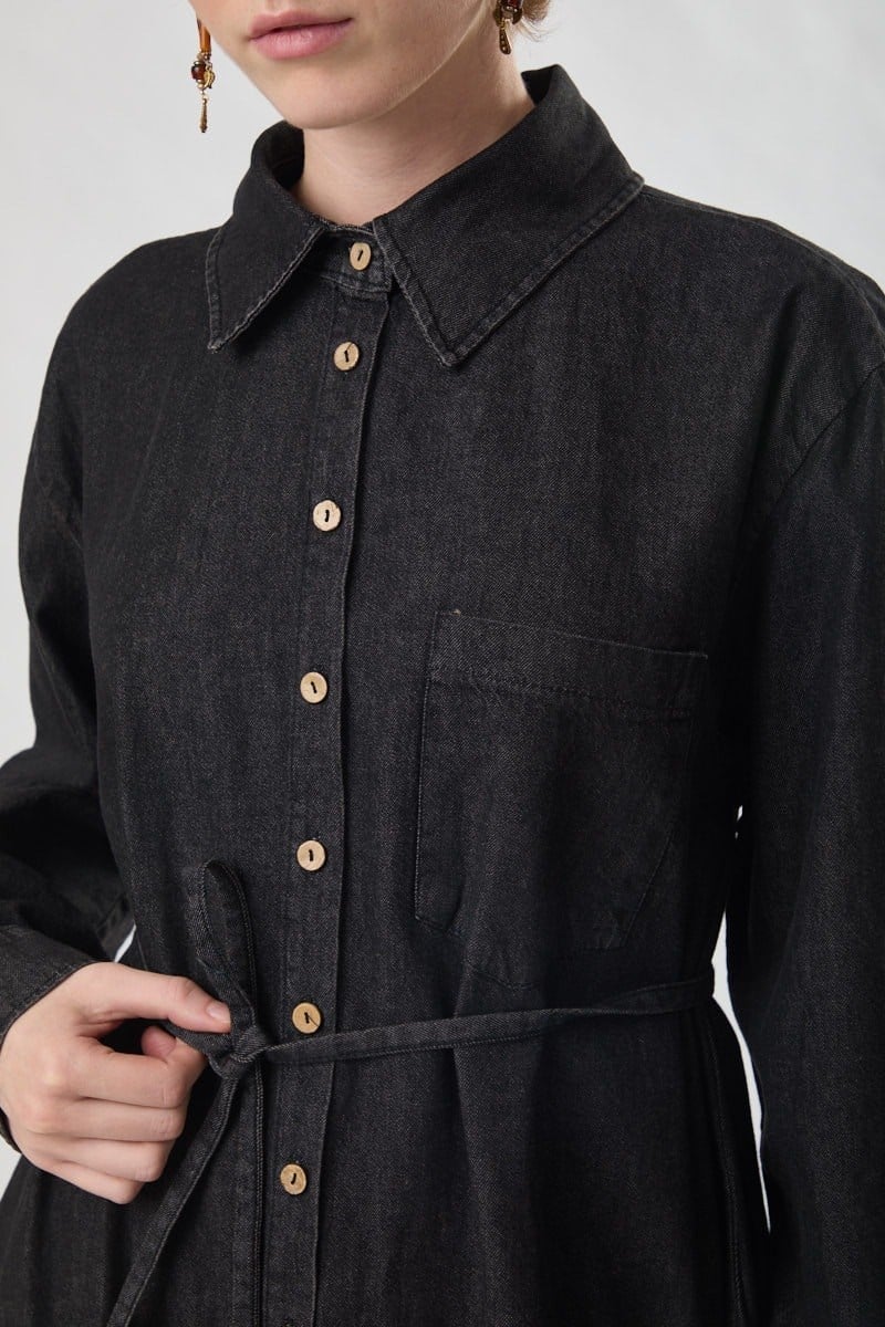 Yanlardan Derin Yırtmaçlı Uzun Denim Gömlek Siyah