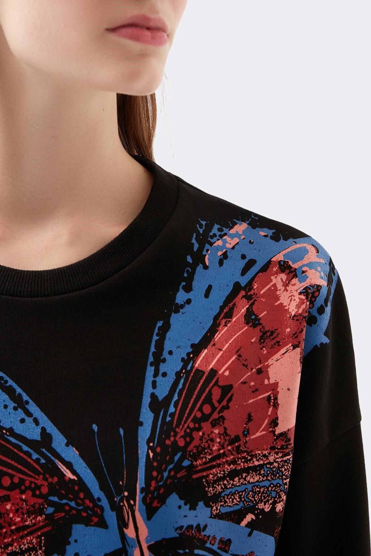 1600410-900Mavi Kadın Kelebek Baskılı Sweatshirt Siyah