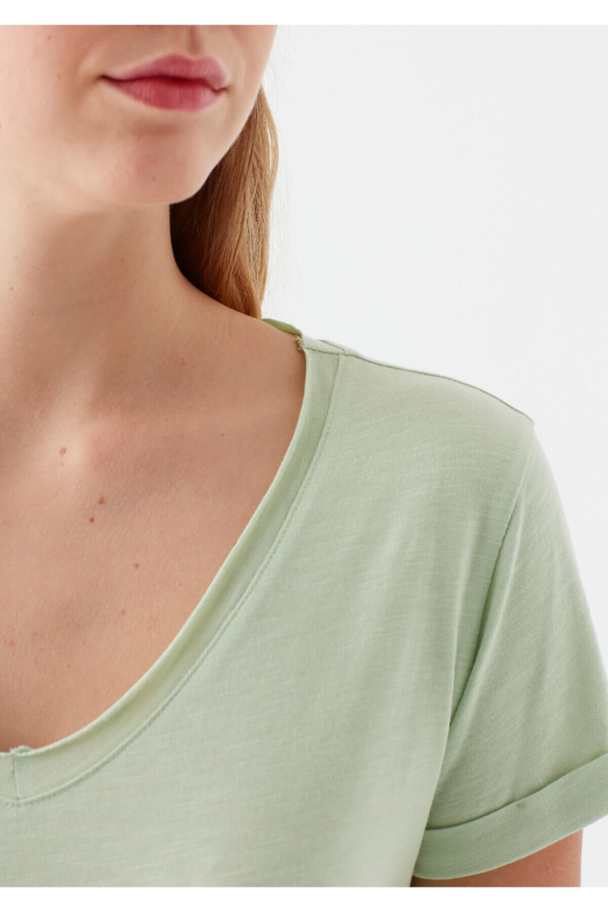 166446-33526Mavi Basic V Yaka  Uçuk Yeşil Kadın T-Shirt