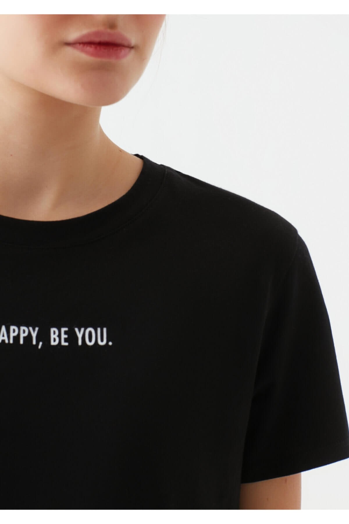 1600561-900Mavi Be Happy Baskılı  Siyah Kadın T-Shirt
