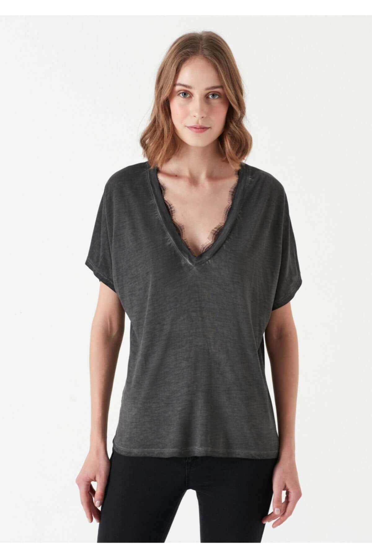 168613-900Mavi Dantel Detaylı  Siyah Kadın T-Shirt
