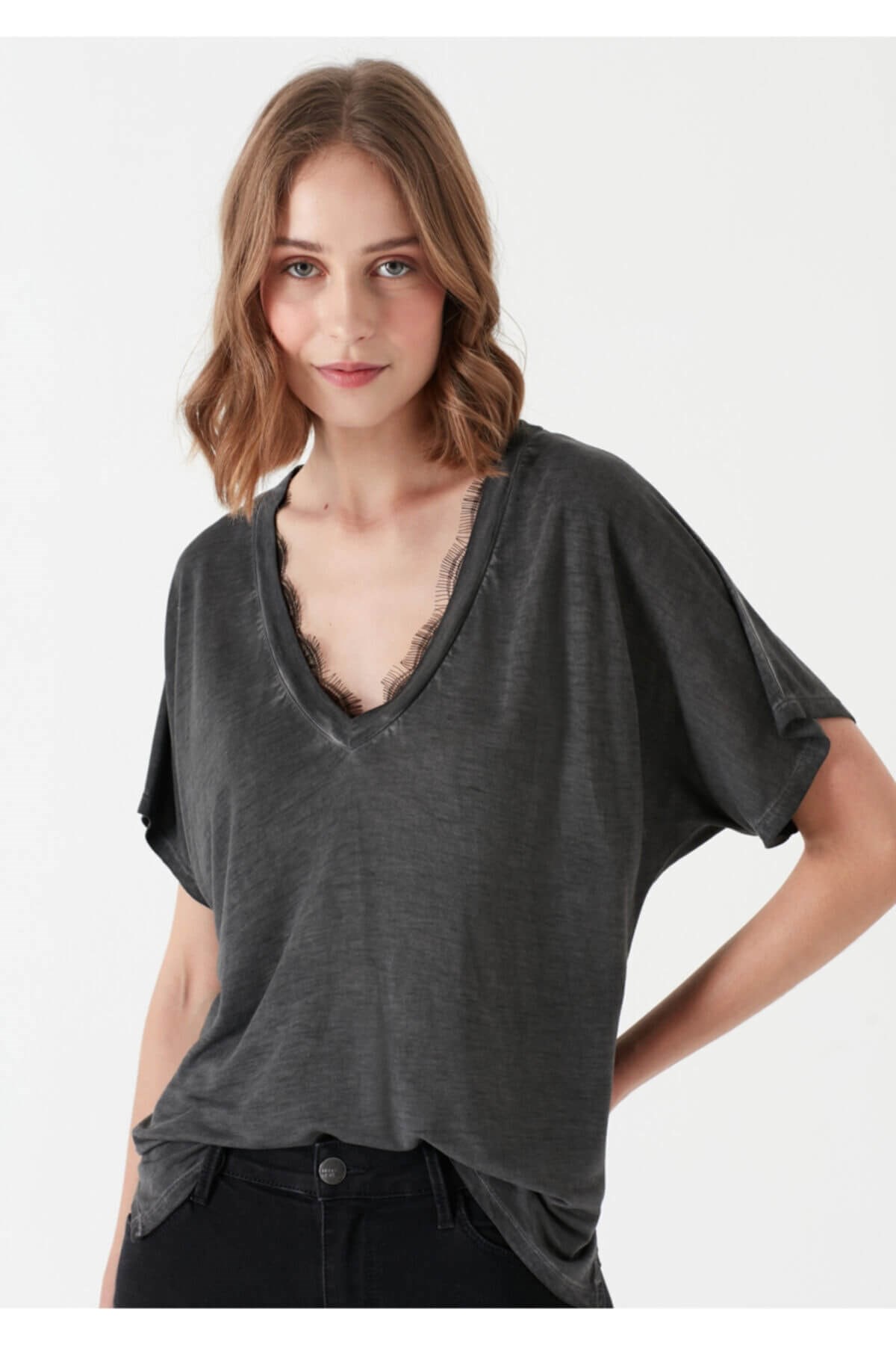 168613-900Mavi Dantel Detaylı  Siyah Kadın T-Shirt