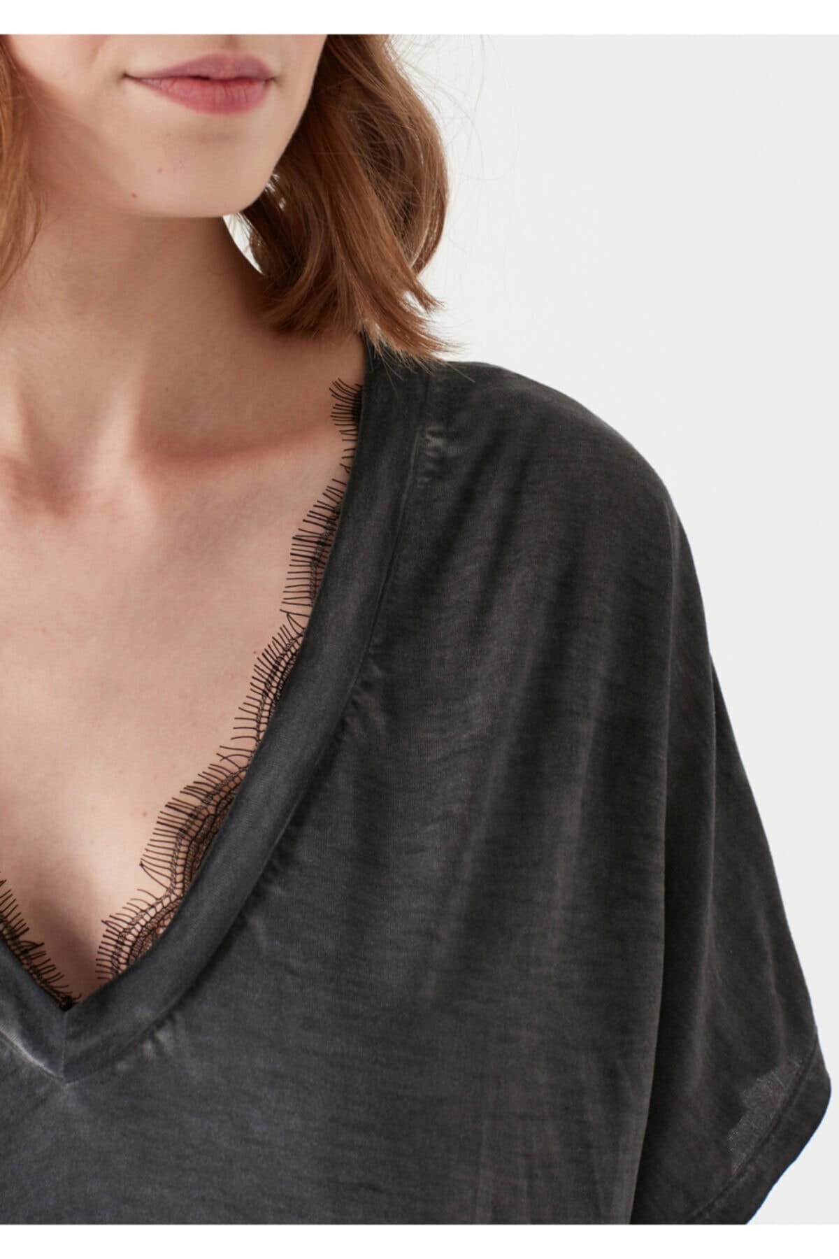 168613-900Mavi Dantel Detaylı  Siyah Kadın T-Shirt