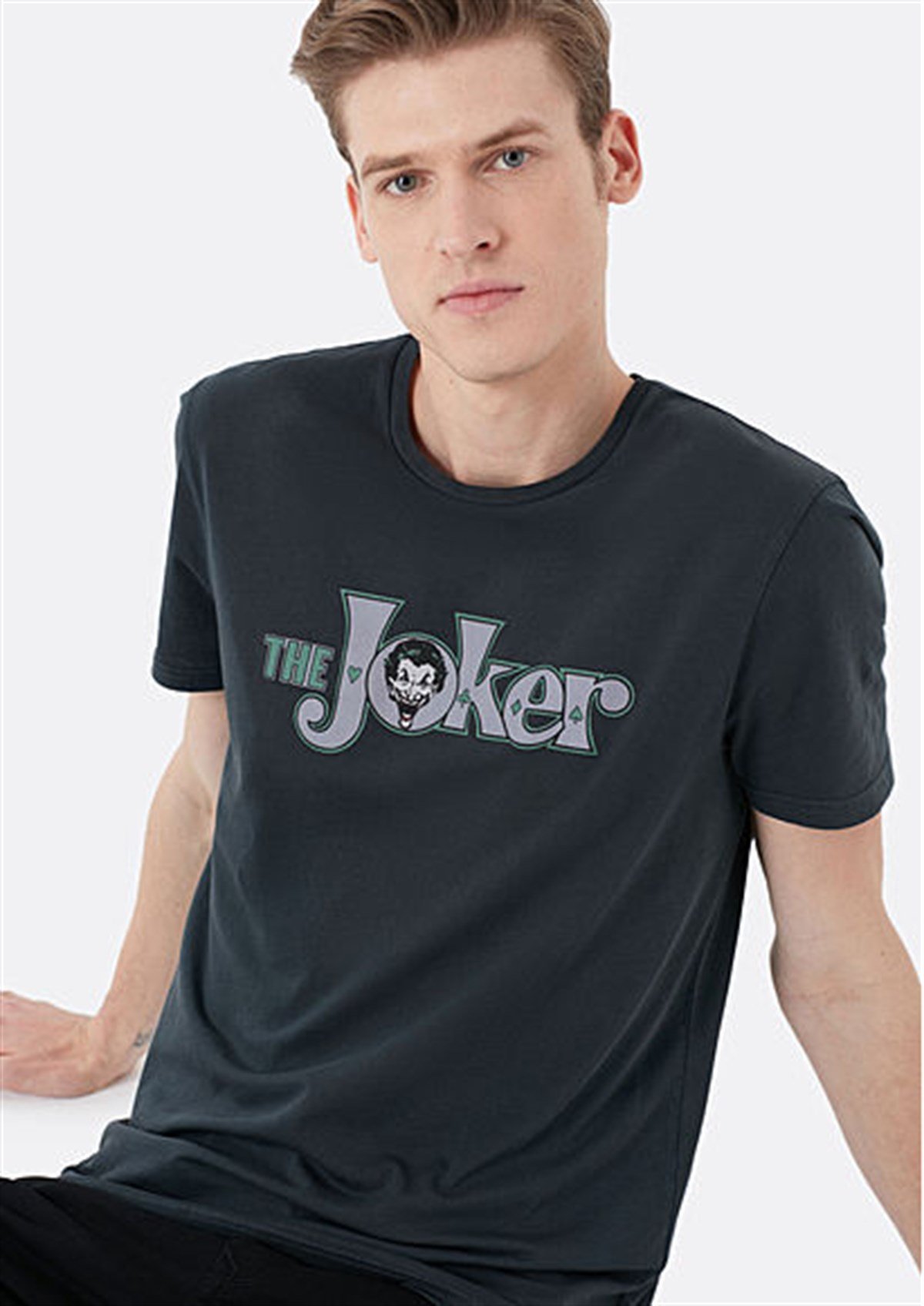066231-900Mavi Joker Baskılı Tişört Siyah