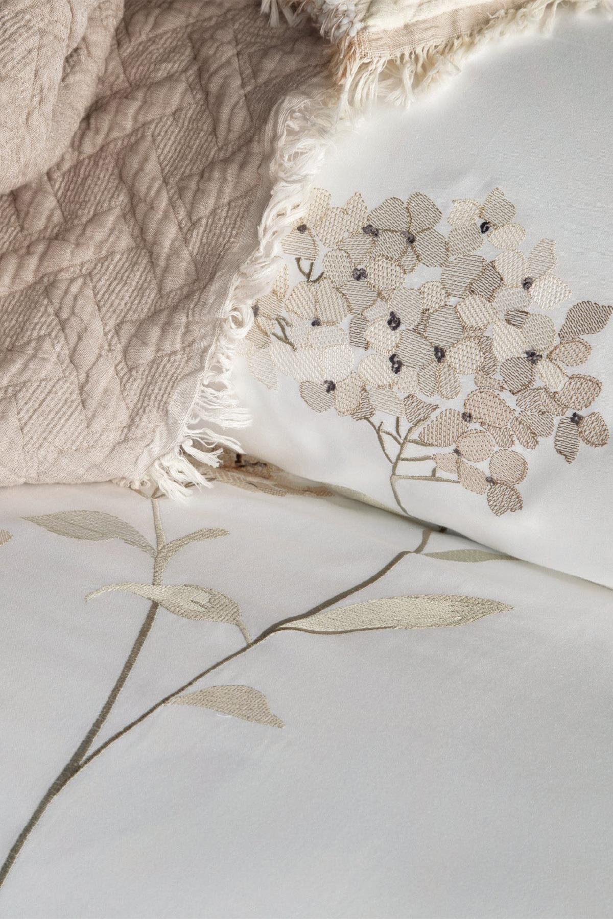 Dantela Lavinya Nakışlı Nevresim Takımı & Yatak Örtüsü Seti Çift Kişilik Bej