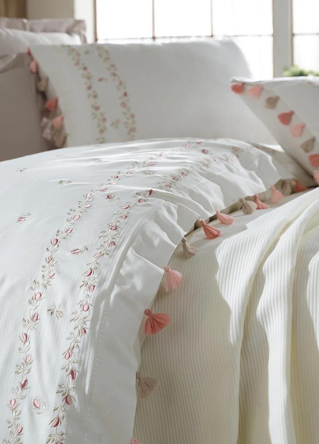 Dantela Vita Royal Nakışlı Püsküllü Pike Takımı