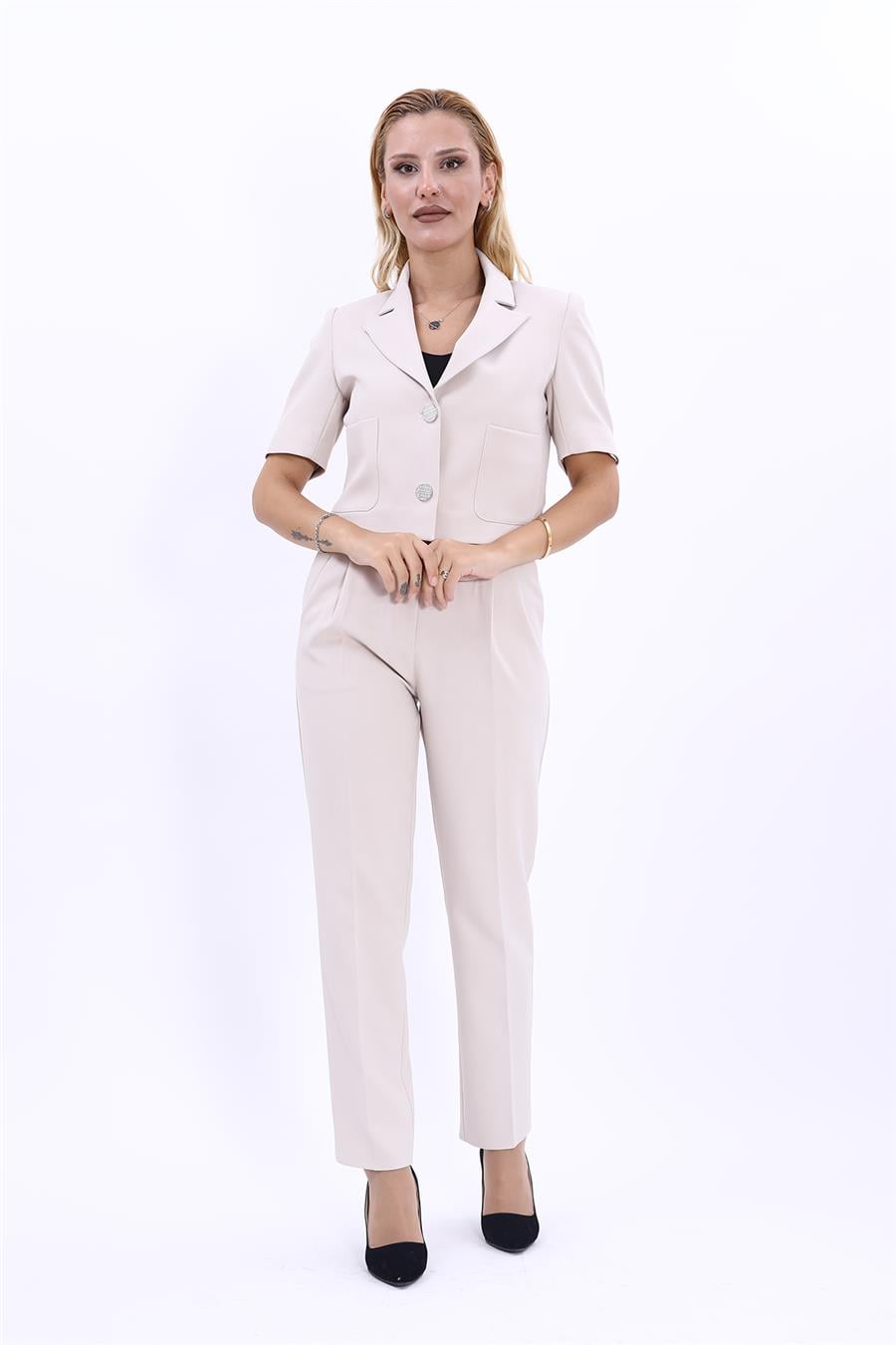 Erkek Yaka Kısa Ceket &  Kemerli Köprülü Dar Paça Pantolon-Bej Önder Özsoy 1053503 Kısa Kollu Yakalı  Mini Ceket & Pileli Boru Paça Pantolon Takım