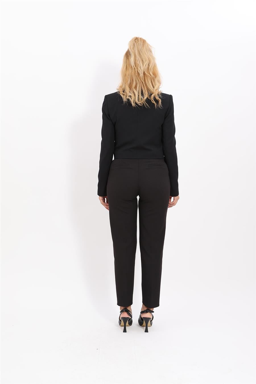 Erkek Yaka Kuruvaze Kısa Ceket & Kemerli Köprülü Dar Paça Pantolon-Siyah Önder Özsoy 1048503 Mini Blazer Ceket & Pileli Boru  Paça Pantolon Takım