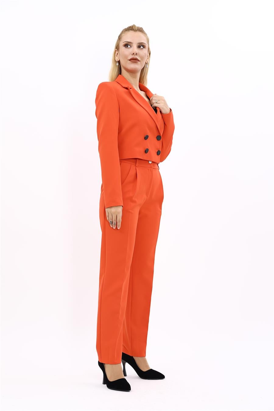 Erkek Yaka Kuruvaze Kısa Ceket & Kemerli Köprülü Dar Paça Pantolon-Turuncu Önder Özsoy 1048503 Mini Blazer Ceket & Pileli Boru  Paça Pantolon Takım