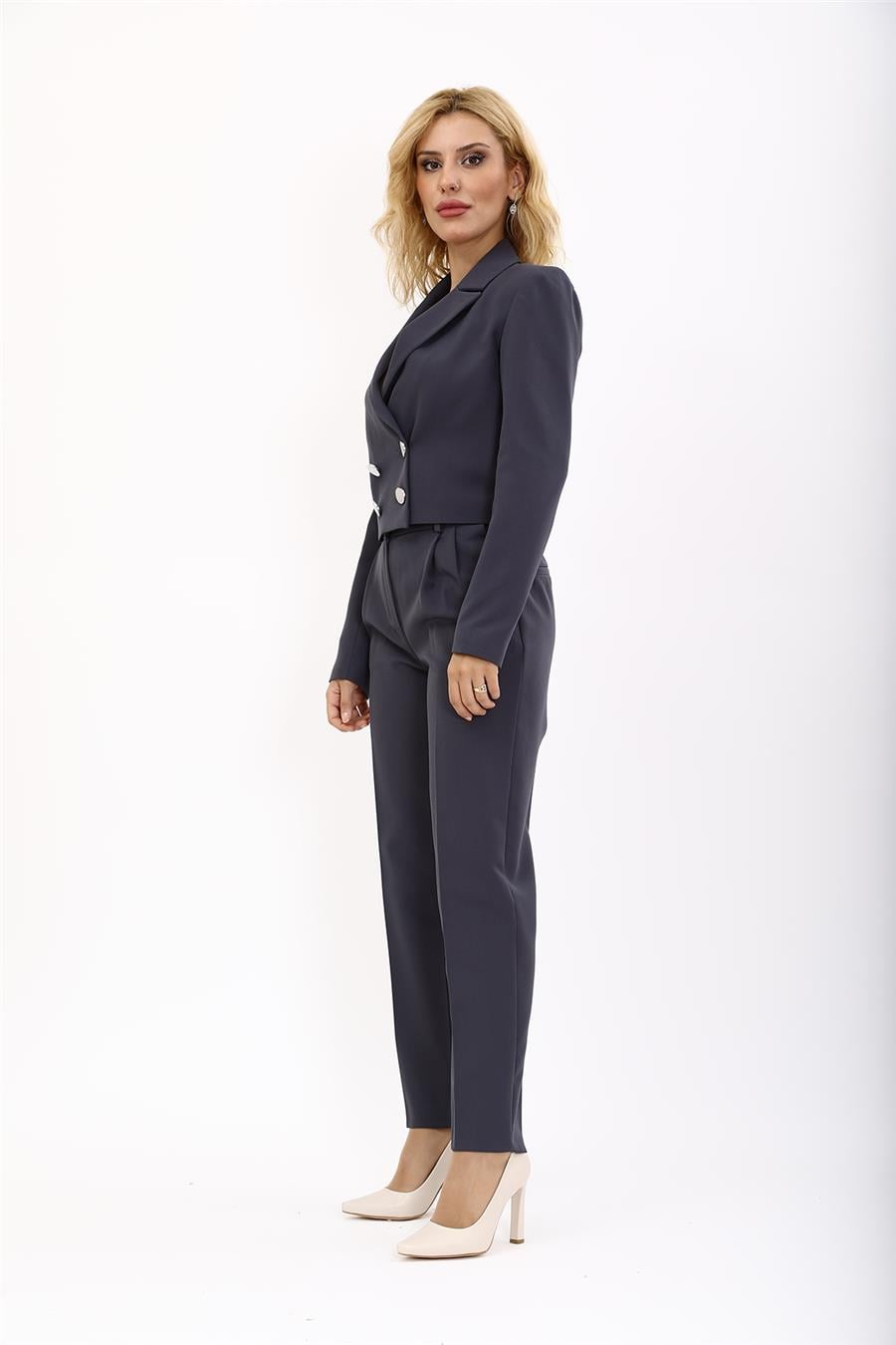 Erkek Yaka Kuruvaze Kısa Ceket & Kemerli Köprülü Dar Paça Pantolon-Füme Önder Özsoy 1048503 Mini Blazer Ceket & Pileli Boru  Paça Pantolon Takım