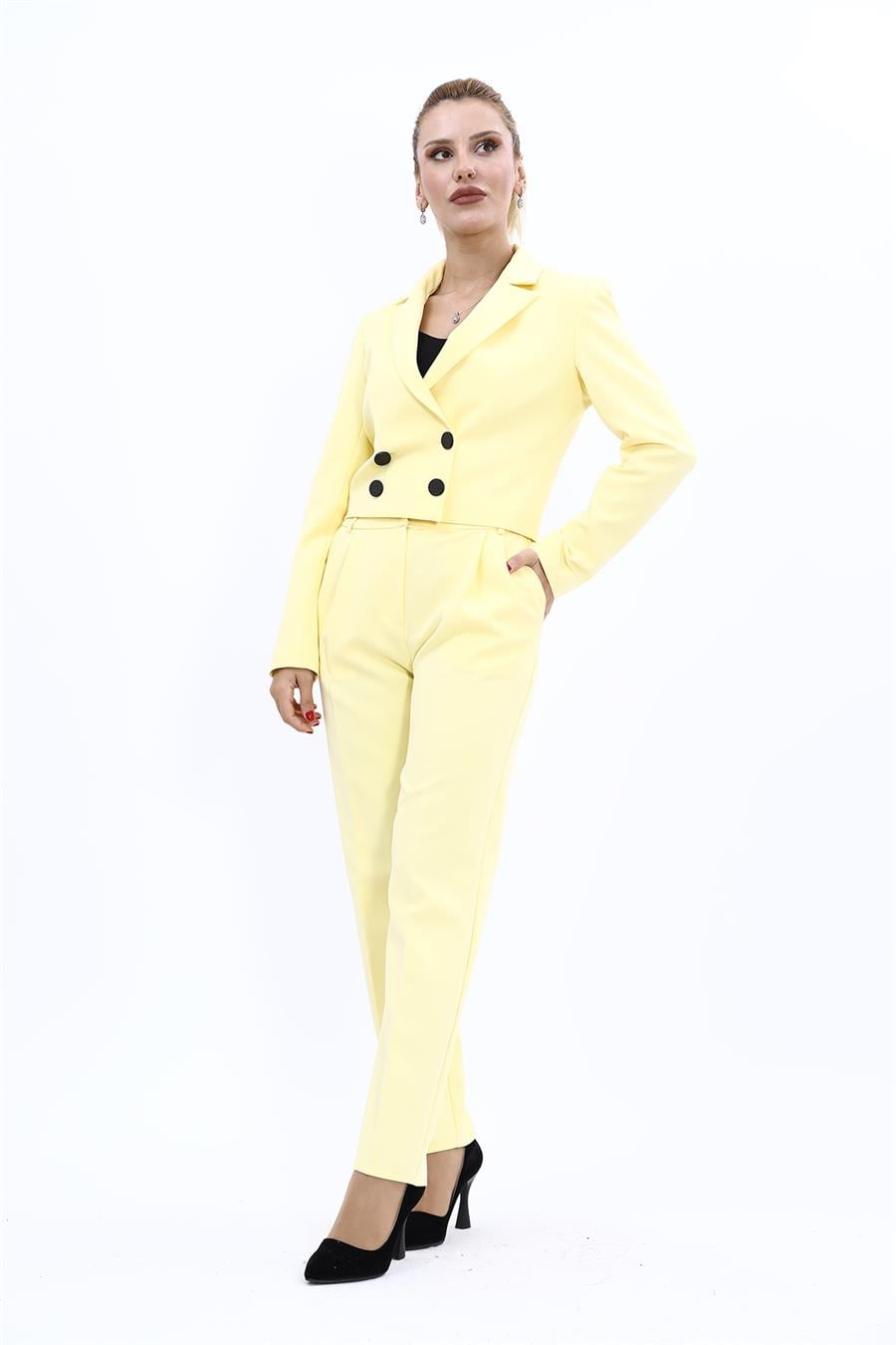 Erkek Yaka Kuruvaze Kısa Ceket & Kemerli Köprülü Dar Paça Pantolon-Sarı Önder Özsoy 1048503 Mini Blazer Ceket & Pileli Boru  Paça Pantolon Takım