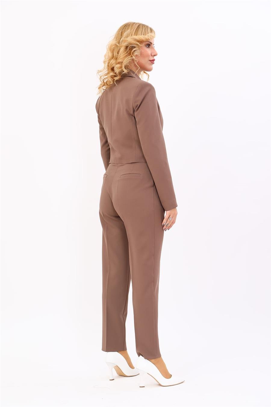Erkek Yaka Kuruvaze Kısa Ceket & Kemerli Köprülü Dar Paça Pantolon-Kahve Önder Özsoy 1048503 Mini Blazer Ceket & Pileli Boru  Paça Pantolon Takım