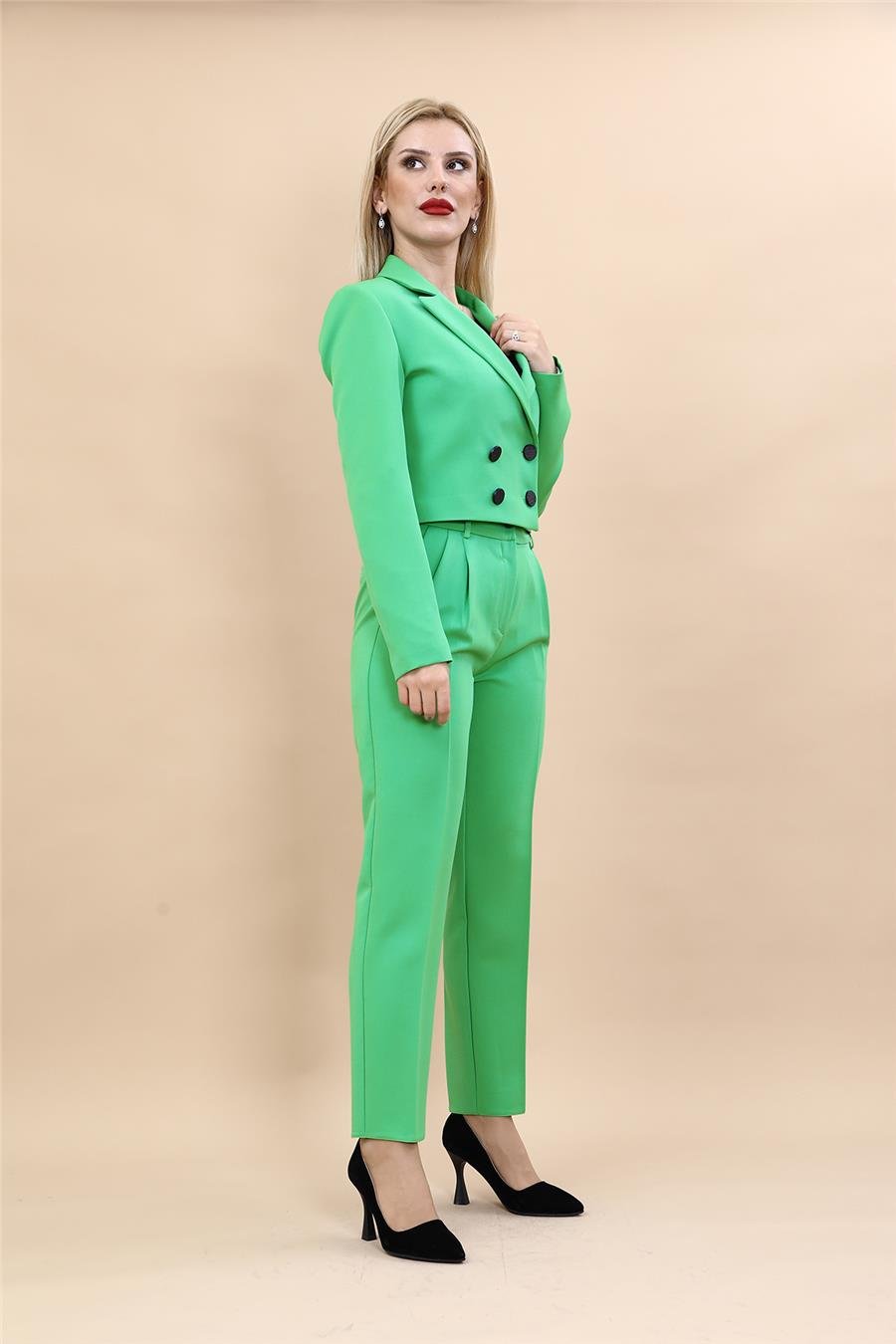 Erkek Yaka Kuruvaze Kısa Ceket & Kemerli Köprülü Dar Paça Pantolon-Yeşil Önder Özsoy 1048503 Mini Blazer Ceket & Pileli Boru  Paça Pantolon Takım