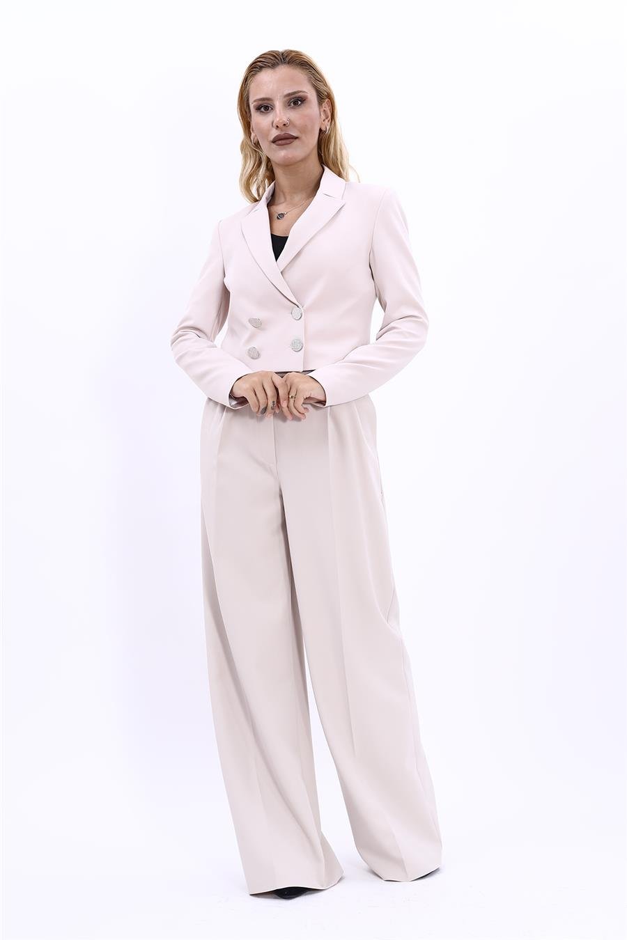 Erkek Yaka Kuruvaze Kısa Ceket & Korsaj Kemer Yüksek Bel Palazzo Pantolon-Bej Önder Özsoy 1048521 Mini Blazer Ceket & Yüksek Bel Pileli Bol Paça Pantolon Takım