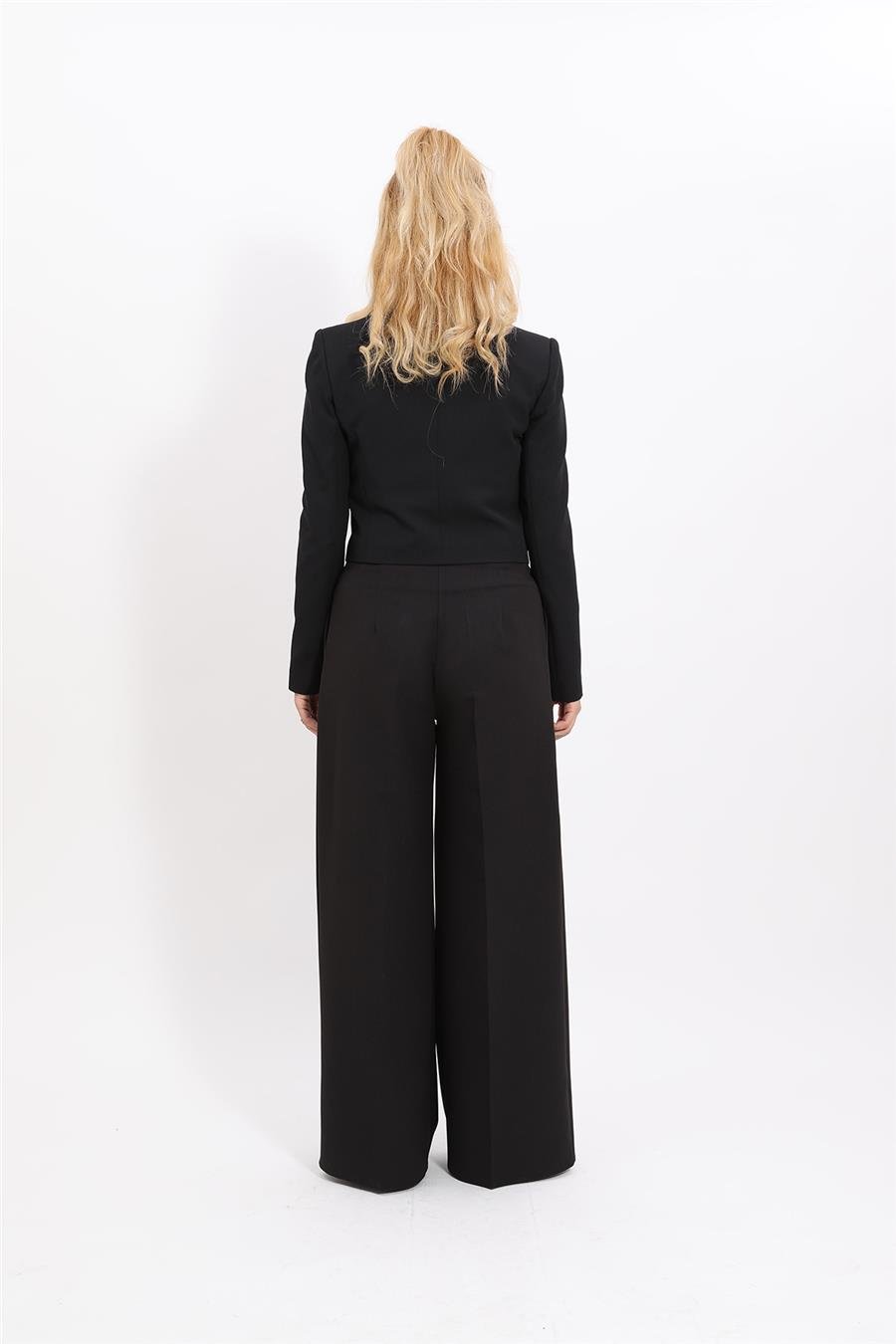 Erkek Yaka Kuruvaze Kısa Ceket & Korsaj Kemer Yüksek Bel Palazzo Pantolon-Siyah Önder Özsoy 1048521 Mini Blazer Ceket & Yüksek Bel Pileli Bol Paça Pantolon Takım