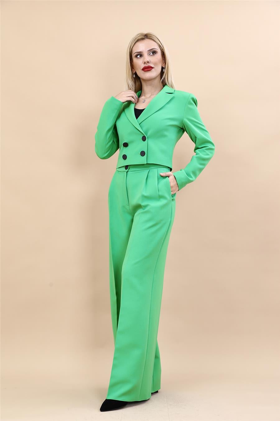 Erkek Yaka Kuruvaze Kısa Ceket & Korsaj Kemer Yüksek Bel Palazzo Pantolon-Yeşil Önder Özsoy 1048521 Mini Blazer Ceket & Yüksek Bel Pileli Bol Paça Pantolon Takım