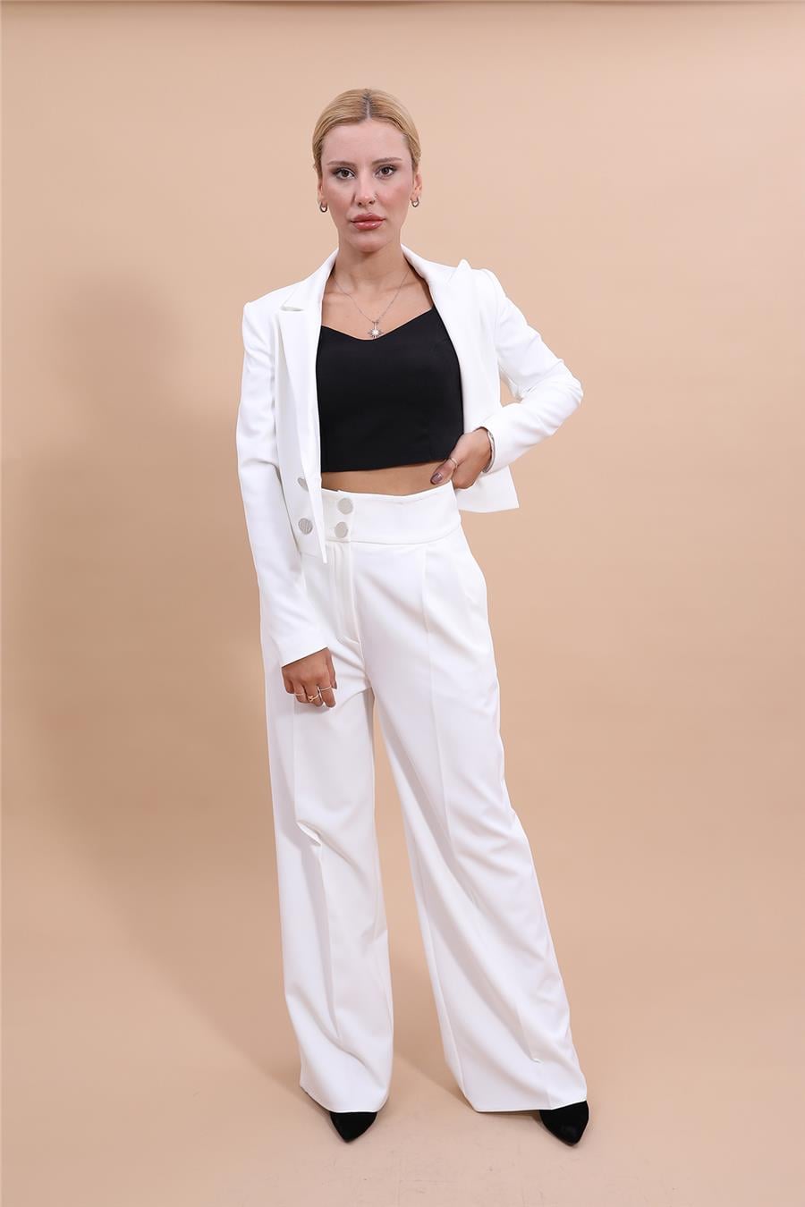 Erkek Yaka Kuruvaze Kısa Ceket & Korsaj Kemer Yüksek Bel Palazzo Pantolon-Beyaz Önder Özsoy 1048521 Mini Blazer Ceket & Yüksek Bel Pileli Bol Paça Pantolon Takım