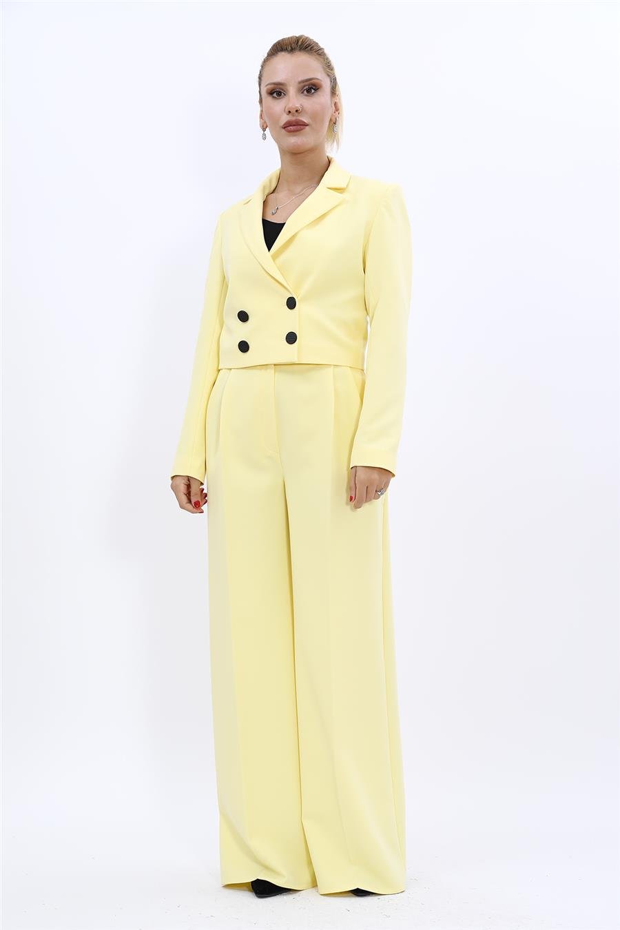 Erkek Yaka Kuruvaze Kısa Ceket & Korsaj Kemer Yüksek Bel Palazzo Pantolon-Sarı Önder Özsoy 1048521 Mini Blazer Ceket & Yüksek Bel Pileli Bol Paça Pantolon Takım