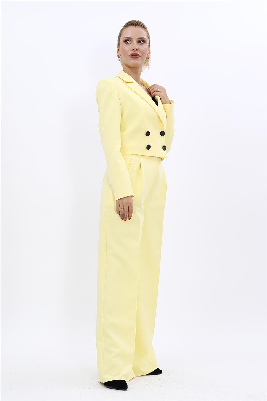 Erkek Yaka Kuruvaze Kısa Ceket & Korsaj Kemer Yüksek Bel Palazzo Pantolon-Sarı Önder Özsoy 1048521 Mini Blazer Ceket & Yüksek Bel Pileli Bol Paça Pantolon Takım