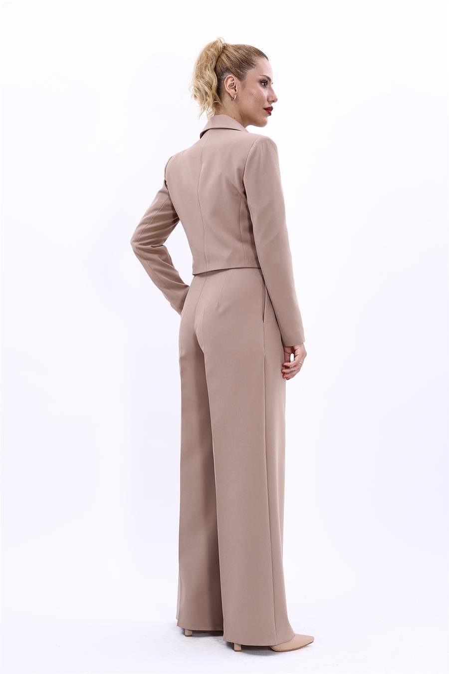 Erkek Yaka Kuruvaze Kısa Ceket & Korsaj Kemer Yüksek Bel Palazzo Pantolon-Taş Önder Özsoy 1048521 Mini Blazer Ceket & Yüksek Bel Pileli Bol Paça Pantolon Takım