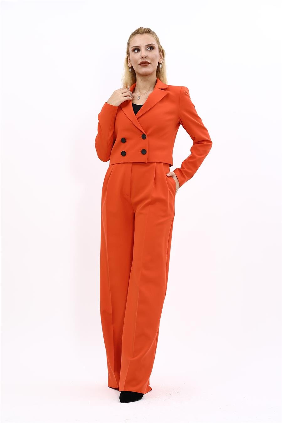 Erkek Yaka Kuruvaze Kısa Ceket & Korsaj Kemer Yüksek Bel Palazzo Pantolon-Turuncu Önder Özsoy 1048521 Mini Blazer Ceket & Yüksek Bel Pileli Bol Paça Pantolon Takım