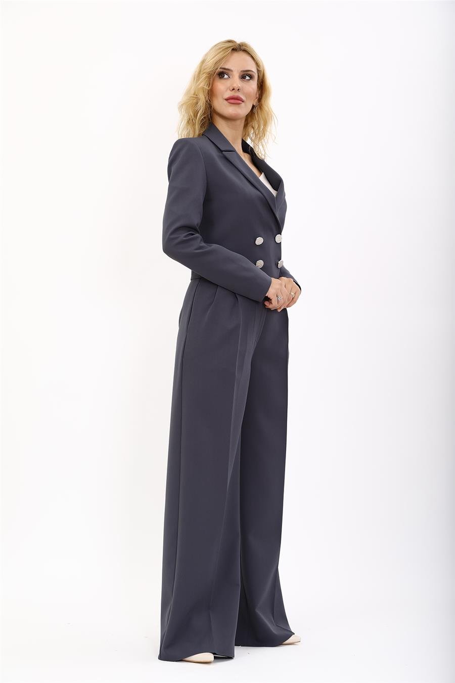 Erkek Yaka Kuruvaze Kısa Ceket & Korsaj Kemer Yüksek Bel Palazzo Pantolon-Füme Önder Özsoy 1048521 Mini Blazer Ceket & Yüksek Bel Pileli Bol Paça Pantolon Takım