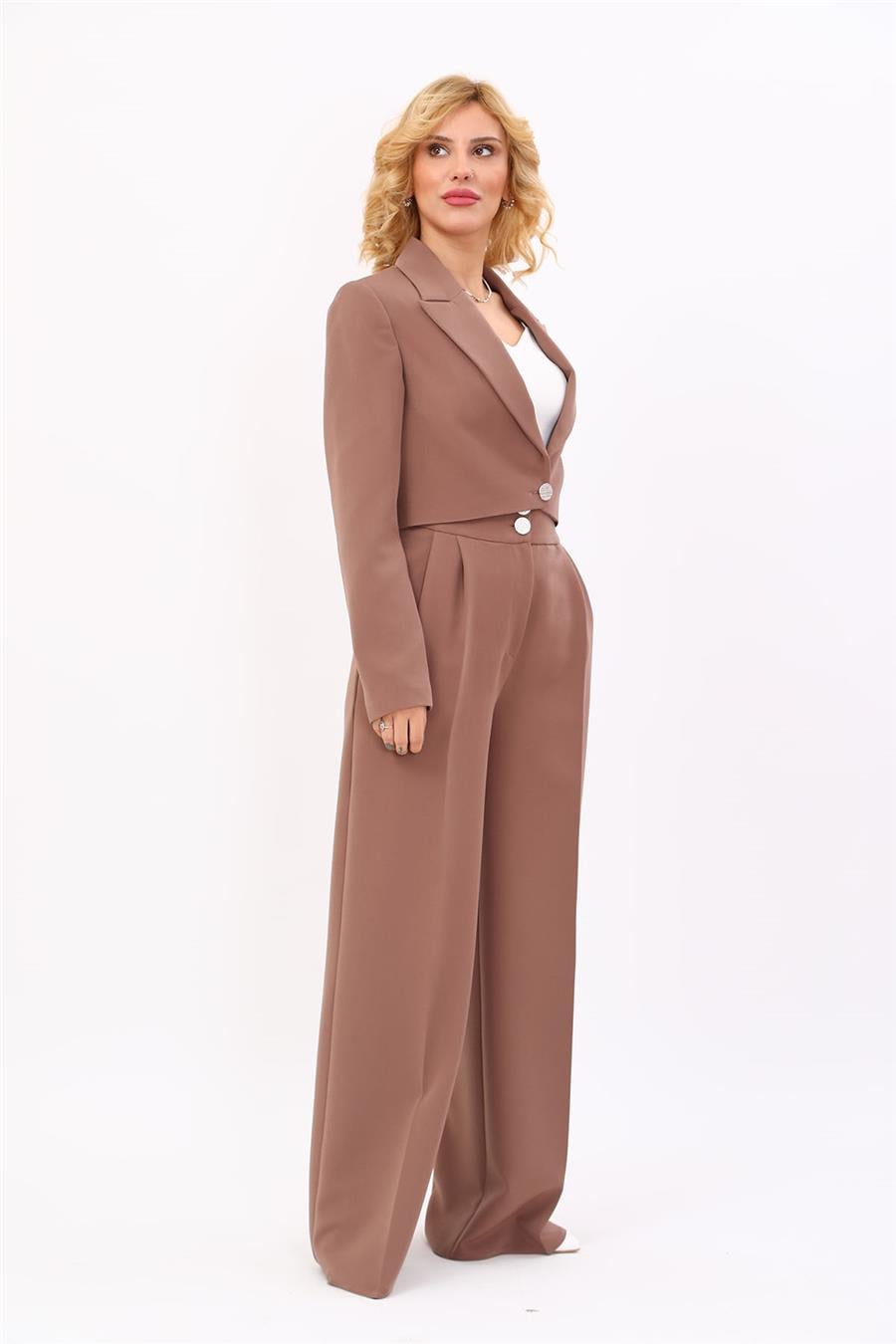 Erkek Yaka Tek Düğmeli Kısa Ceket & Erkek Yaka Drape Kollu Kısa Ceket-Kahve Önder Özsoy 1073521 Tek Düğme Mini Ceket & Yüksek Bel Pileli Bol Paça Pantolon Takım