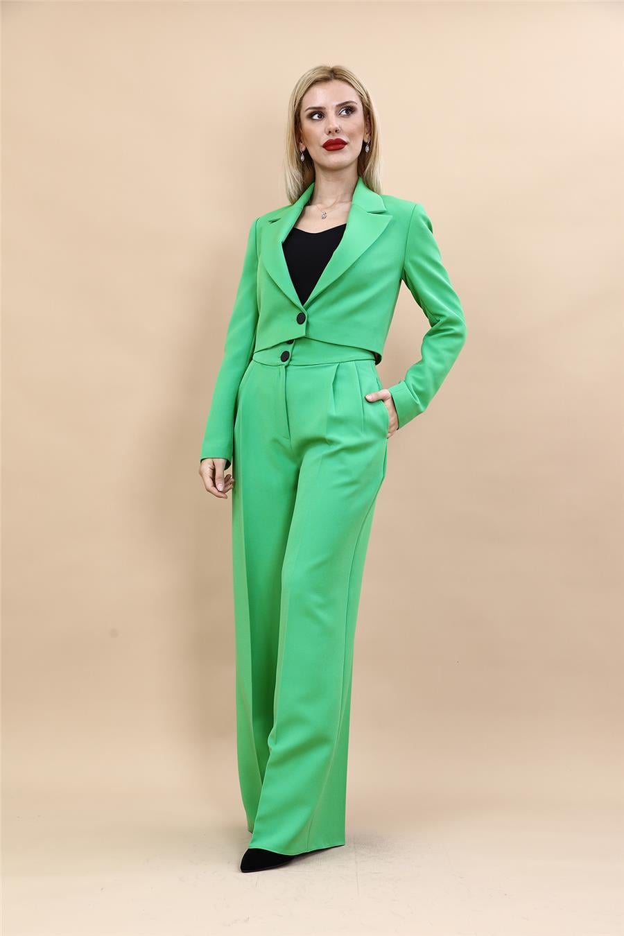 Erkek Yaka Tek Düğmeli Kısa Ceket & Erkek Yaka Drape Kollu Kısa Ceket-Yeşil Önder Özsoy 1073521 Tek Düğme Mini Ceket & Yüksek Bel Pileli Bol Paça Pantolon Takım