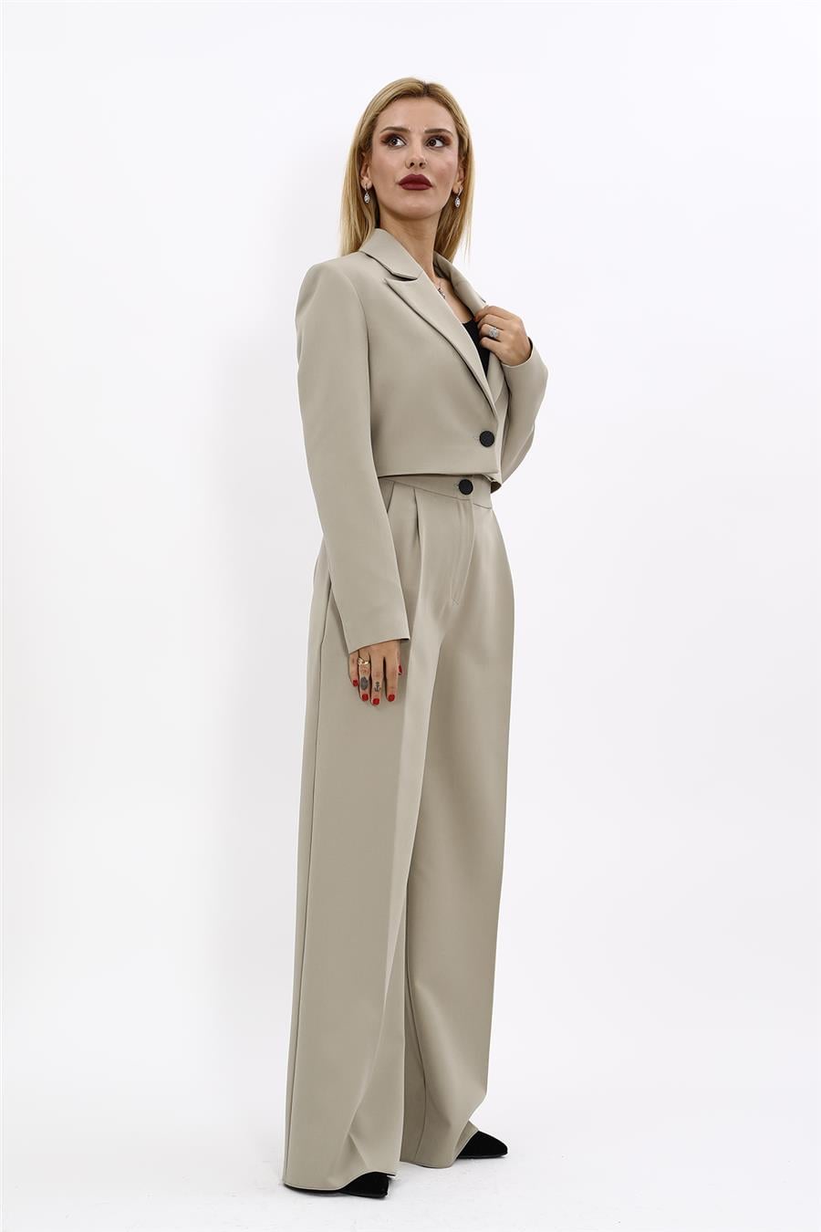 Erkek Yaka Tek Düğmeli Kısa Ceket & Erkek Yaka Drape Kollu Kısa Ceket-Bambu Önder Özsoy 1073521 Tek Düğme Mini Ceket & Yüksek Bel Pileli Bol Paça Pantolon Takım