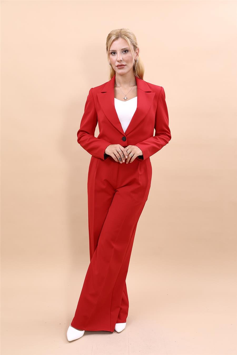 Erkek Yaka Tek Düğmeli Kısa Ceket & Erkek Yaka Drape Kollu Kısa Ceket-Kırmızı Önder Özsoy 1073521 Tek Düğme Mini Ceket & Yüksek Bel Pileli Bol Paça Pantolon Takım