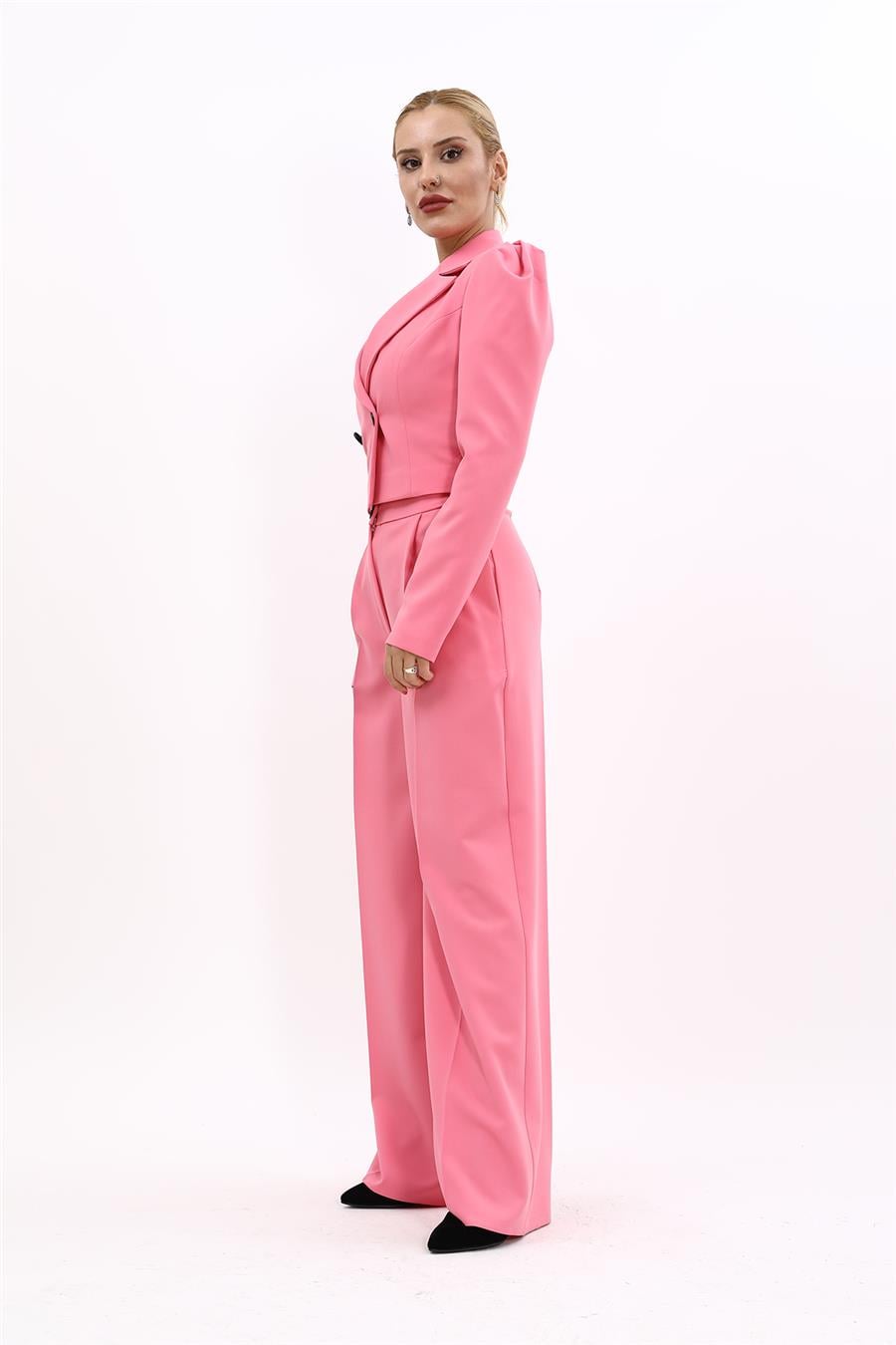 Gömlek Yaka Kısa Ceket & Erkek Yaka Drape Kollu Kısa Ceket-Pembe Önder Özsoy 1057521 Drape Ceket & Yüksek Bel Pileli Bol Paça Pantolon Takım