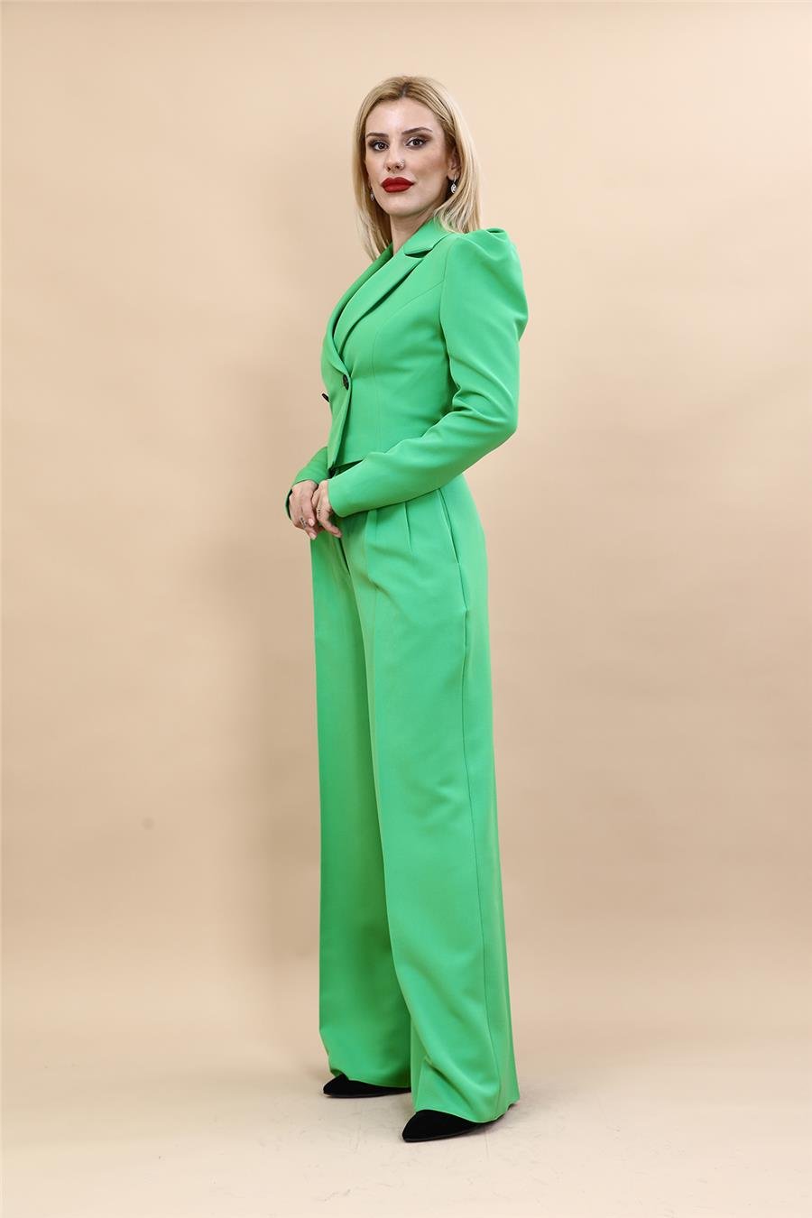 Gömlek Yaka Kısa Ceket & Erkek Yaka Drape Kollu Kısa Ceket-Yeşil Önder Özsoy 1057521 Drape Ceket & Yüksek Bel Pileli Bol Paça Pantolon Takım