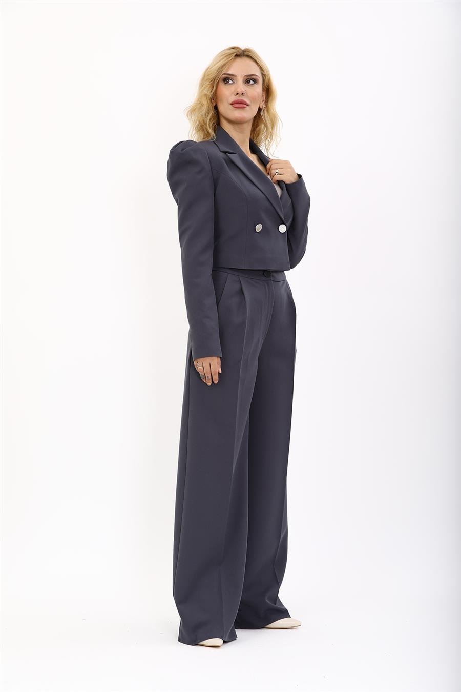 Gömlek Yaka Kısa Ceket & Erkek Yaka Drape Kollu Kısa Ceket-Füme Önder Özsoy 1057521 Drape Ceket & Yüksek Bel Pileli Bol Paça Pantolon Takım