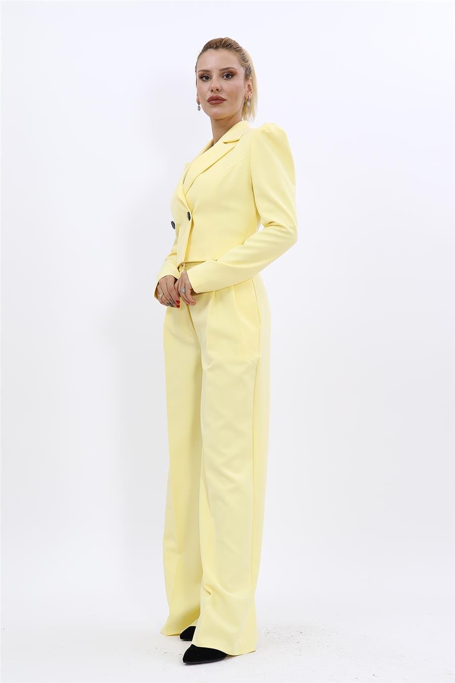 Gömlek Yaka Kısa Ceket & Erkek Yaka Drape Kollu Kısa Ceket-Sarı Önder Özsoy 1057521 Drape Ceket & Yüksek Bel Pileli Bol Paça Pantolon Takım