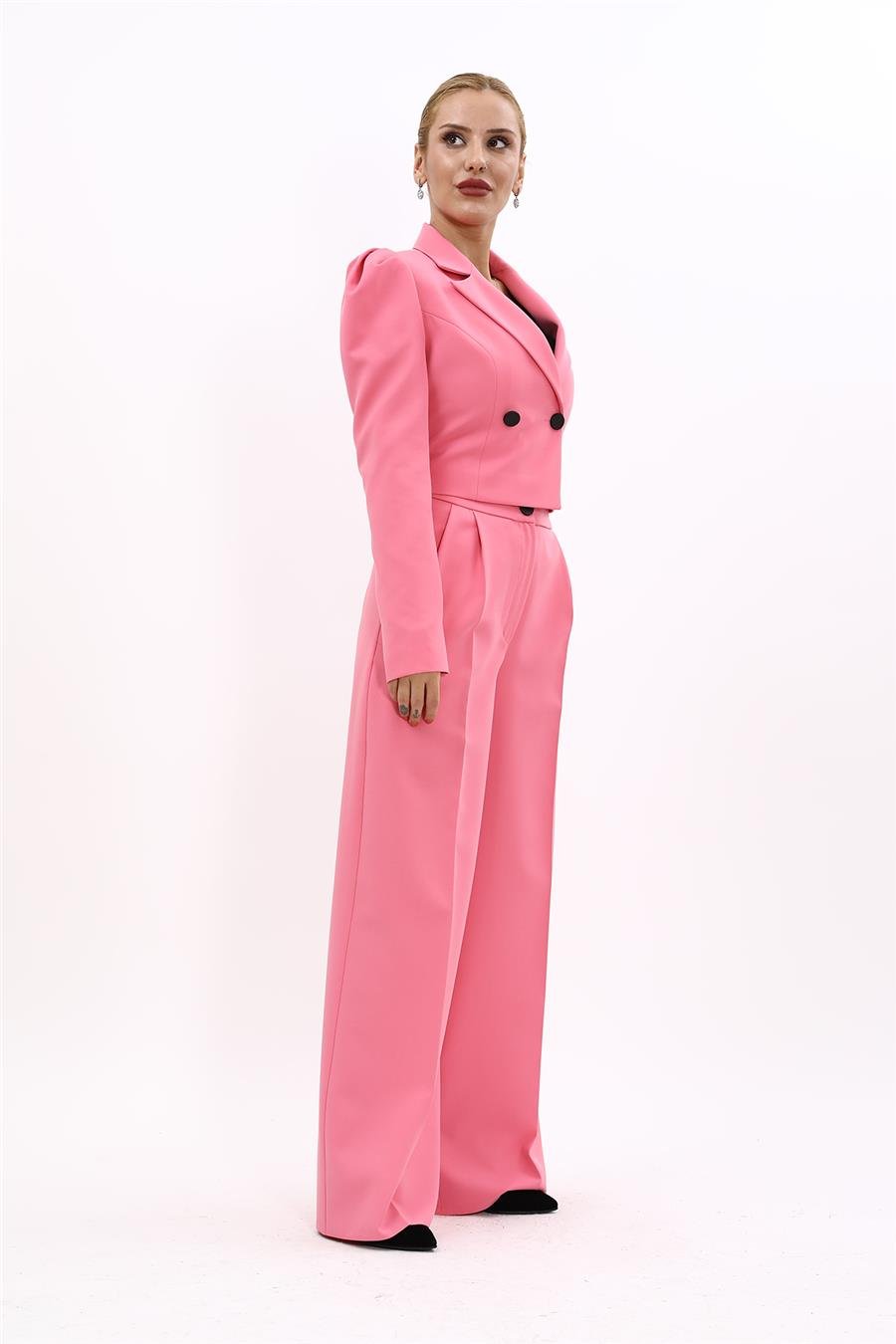 Gömlek Yaka Kısa Ceket & Erkek Yaka Drape Kollu Kısa Ceket-Pembe Önder Özsoy 1057521 Drape Ceket & Yüksek Bel Pileli Bol Paça Pantolon Takım