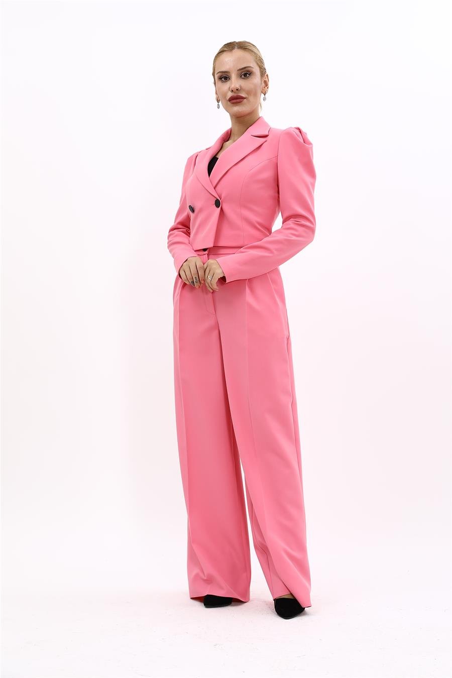 Gömlek Yaka Kısa Ceket & Erkek Yaka Drape Kollu Kısa Ceket-Pembe Önder Özsoy 1057521 Drape Ceket & Yüksek Bel Pileli Bol Paça Pantolon Takım