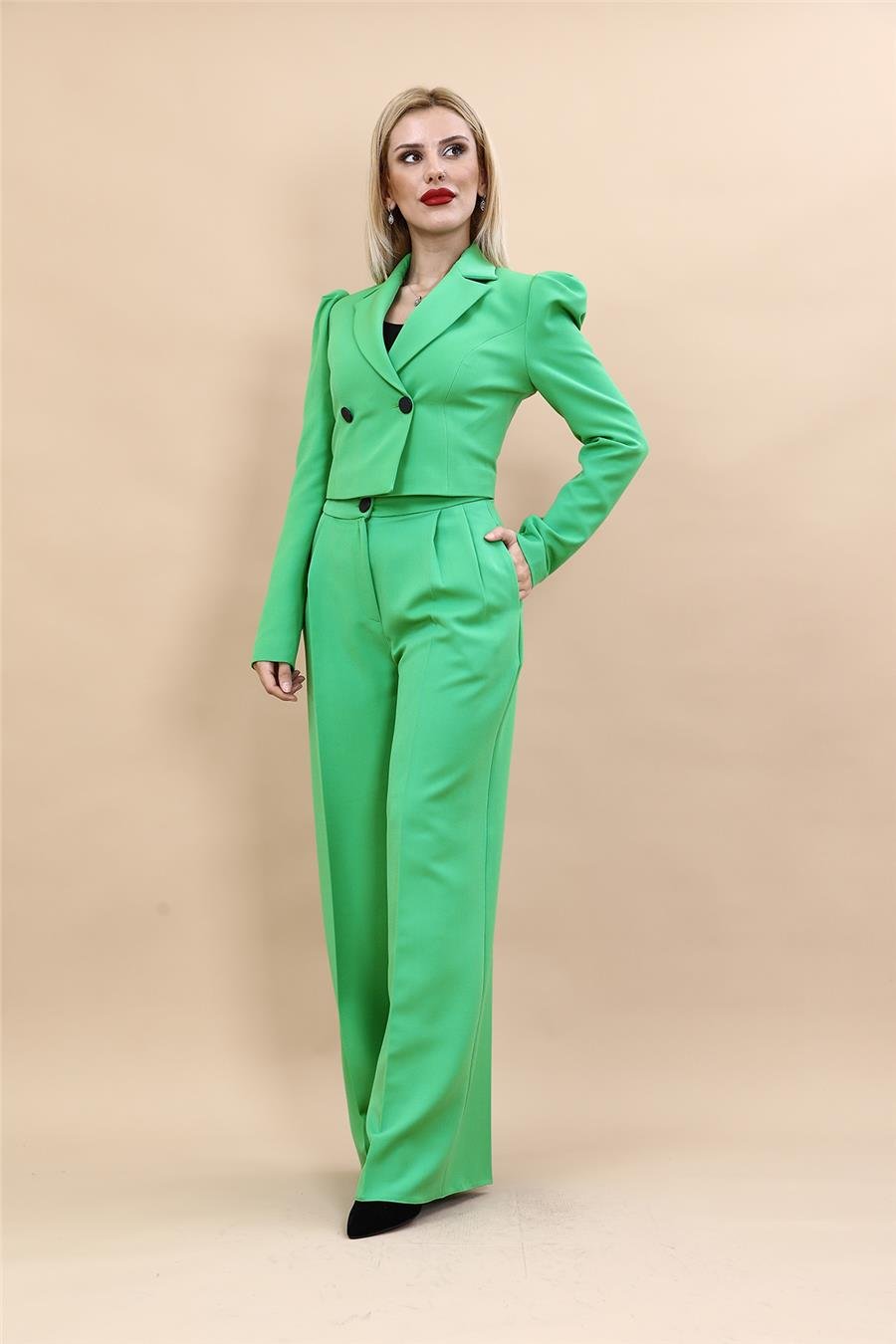 Gömlek Yaka Kısa Ceket & Erkek Yaka Drape Kollu Kısa Ceket-Yeşil Önder Özsoy 1057521 Drape Ceket & Yüksek Bel Pileli Bol Paça Pantolon Takım