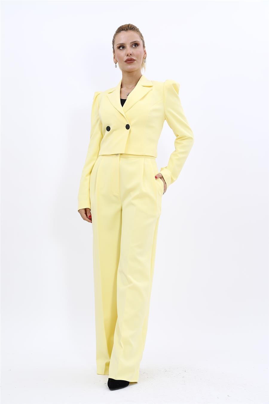 Gömlek Yaka Kısa Ceket & Erkek Yaka Drape Kollu Kısa Ceket-Sarı Önder Özsoy 1057521 Drape Ceket & Yüksek Bel Pileli Bol Paça Pantolon Takım