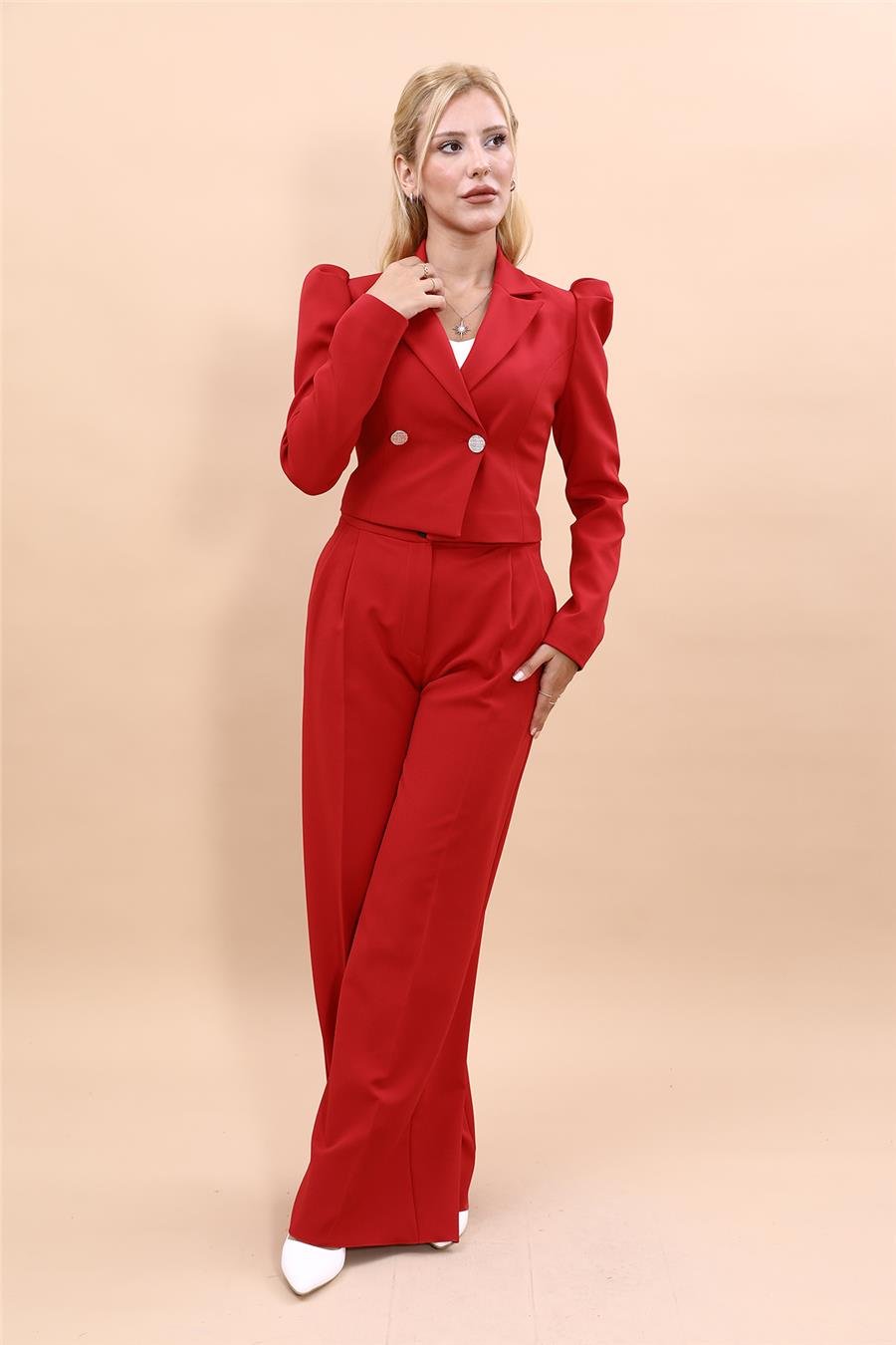 Gömlek Yaka Kısa Ceket & Erkek Yaka Drape Kollu Kısa Ceket-Kırmızı Önder Özsoy 1057521 Drape Ceket & Yüksek Bel Pileli Bol Paça Pantolon Takım