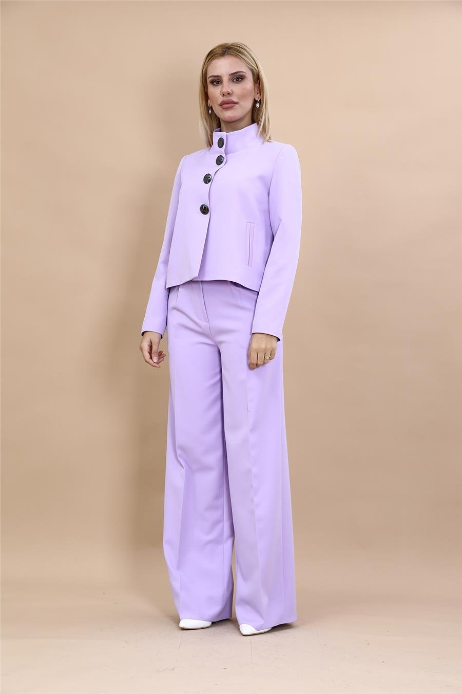 Oval Dik Yaka Kısa Ceket &  Korsaj Kemer Palazzo Pantolon-Menekşe Önder Özsoy 1010522 Boydan Düğmeli Mini Ceket & Kemerli Bol Paça Pantolon Takım