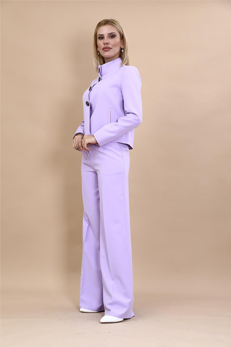 Oval Dik Yaka Kısa Ceket &  Korsaj Kemer Palazzo Pantolon-Menekşe Önder Özsoy 1010522 Boydan Düğmeli Mini Ceket & Kemerli Bol Paça Pantolon Takım