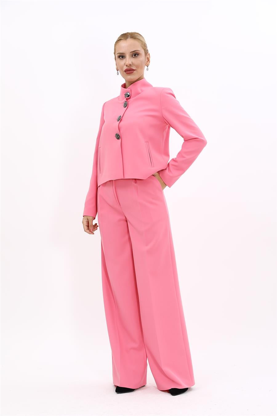 Oval Dik Yaka Kısa Ceket &  Korsaj Kemer Palazzo Pantolon-Pembe Önder Özsoy 1010522 Boydan Düğmeli Mini Ceket & Kemerli Bol Paça Pantolon Takım