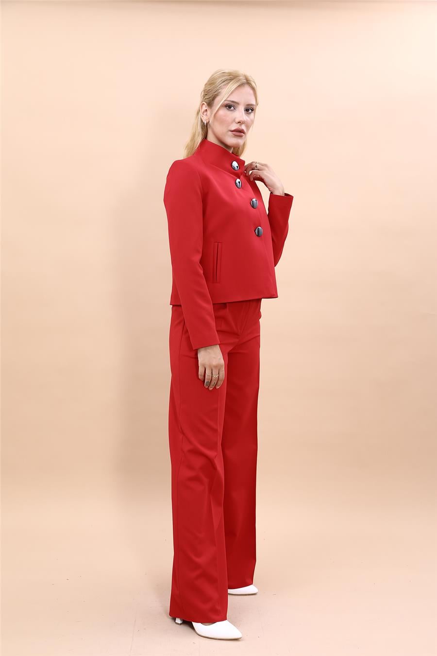 Oval Dik Yaka Kısa Ceket &  Korsaj Kemer Palazzo Pantolon-Kırmızı Önder Özsoy 1010522 Boydan Düğmeli Mini Ceket & Kemerli Bol Paça Pantolon Takım