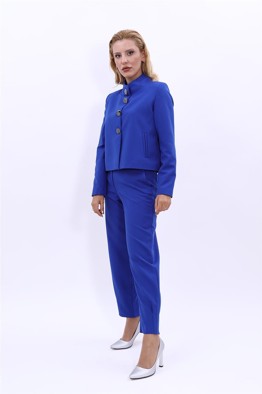 Oval Dik Yaka Kısa Ceket &  Paçası Pileli Pantolon-Saks Önder Özsoy 1010532 Boydan Düğmeli Mini Ceket & Pileli paça pantolon