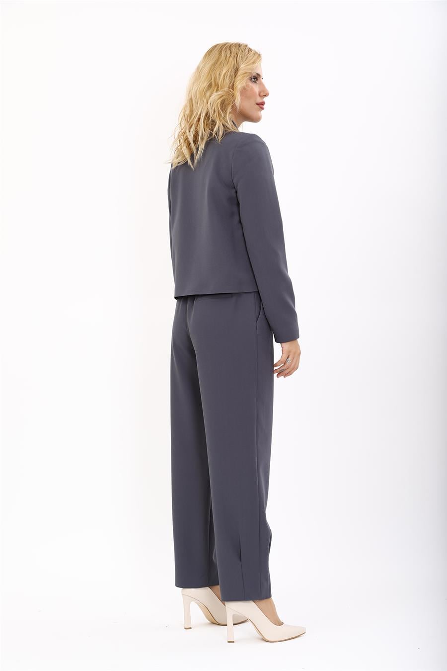 Oval Dik Yaka Kısa Ceket &  Paçası Pileli Pantolon-Füme Önder Özsoy 1010532 Boydan Düğmeli Mini Ceket & Pileli paça pantolon